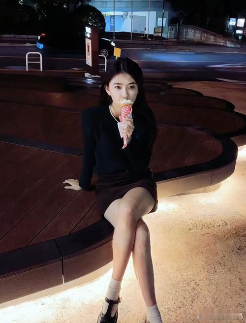 梁洁出演女配这件事，演员和粉丝呈现出两种完全不一样的心态。
梁洁本人看得很平和，知道自己现在资源有限，觉得有戏可以拍就挺知足。
结果万万没想到，这个配角意外出圈涨了热度。
反倒是粉丝这边，没提前做好心理建设，因为接女配这件事产生不少争议。
一边演员放平心态看角色，一边粉丝对艺人有更高 ​