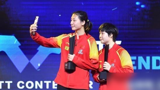 亚锦赛女单这签表，蒯曼的冠军相藏都藏不住。桥本帆乃香那削球，看着磨人，实际威胁有限，蒯曼打她手拿把攥。碰张本美和？胜率摆在那，更别说王曼昱刚带着她拿了中国大满贯女双冠军，场上手把手教，场下耳提面命。
但真正的坎，是队友陈熠。那丫头个子高、胳膊长，护台面积大得像堵墙，关键是对蒯曼知根知底，从小打到大