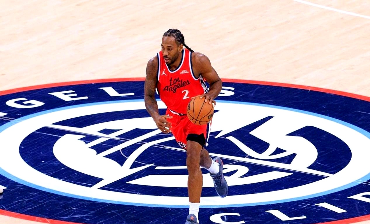 伦纳德赢了当下的比赛，德罗赞却赢了历史的地位。    4月6日，快船客...