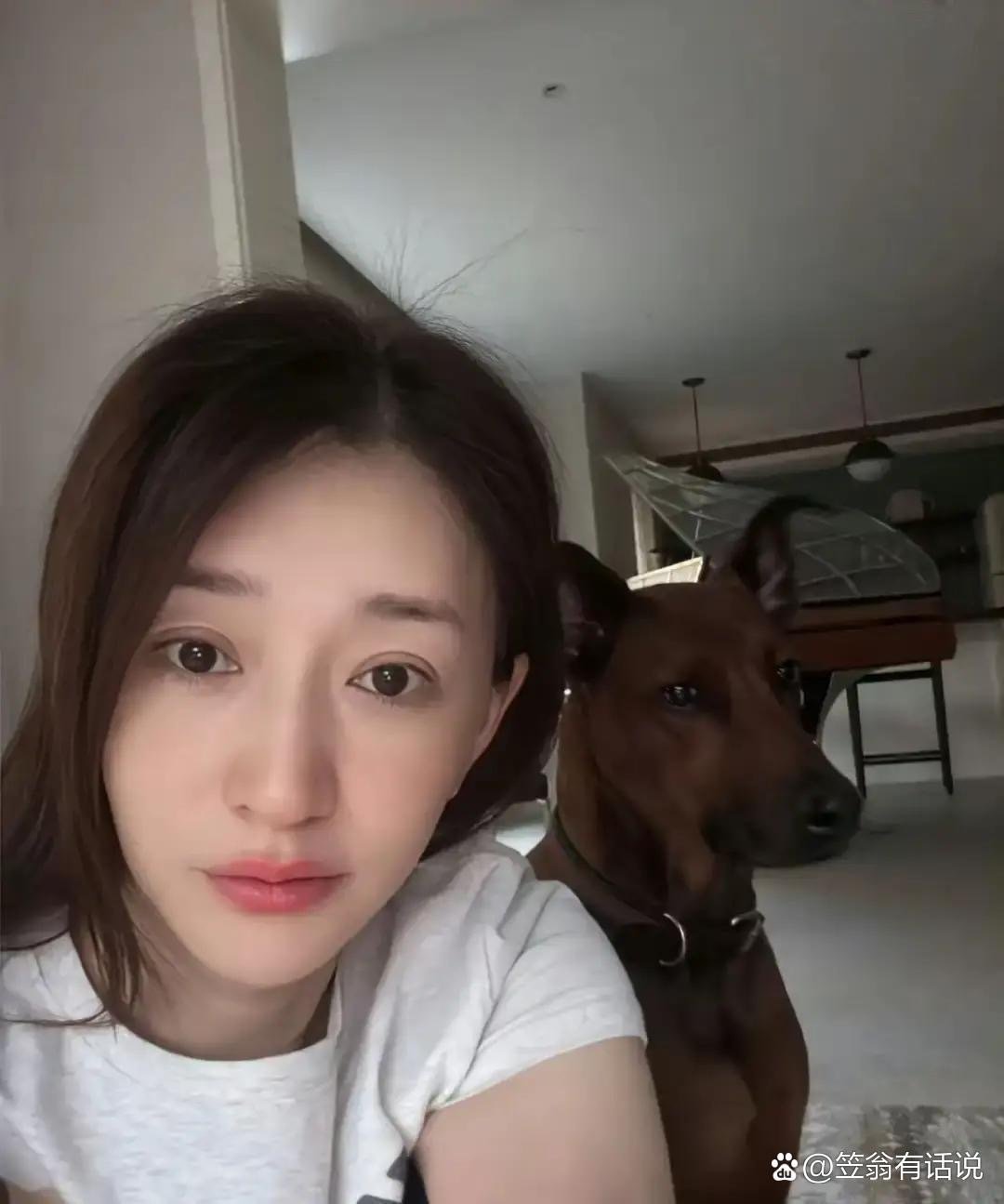 50岁的李小冉，离婚之后搬出了前夫购置的独栋别墅，无儿无女，一个人带着几条大狗狗生活。和前夫情感、财产切割得干干净净，估计以后也不会再找了。 ​
