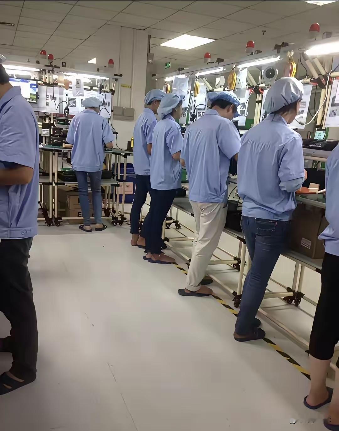 百年之前，福特汽车把工人日薪从2.5美元直接翻倍到5美元，工人们干四个月就能买一辆自己造的T型车。百年之后，咱们身边的大企业利润越做越厚，外包用工却越用越猛，别说买车，连正式工的身份都快保不住了。这两件事摆在一起看，讽刺得有点扎心。
 
先看看外包市场到底膨胀到什么程度。据行业研究机构测算，2026
