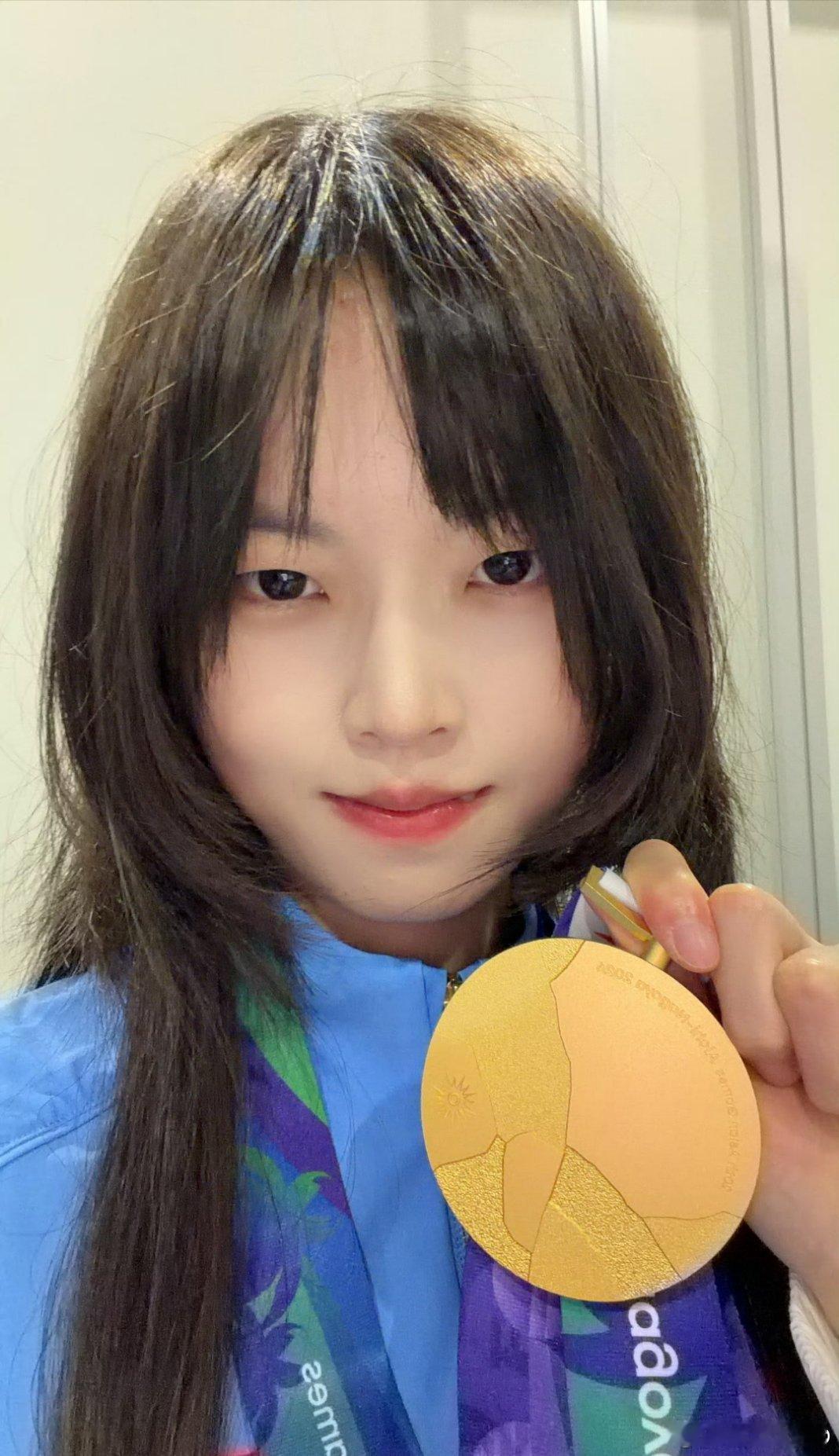 桃晚安回应亚运会夺金从IVL唯一女首发到亚运电竞史上首位女子金牌得主，她用实力撕掉所有性别偏见，赛场从来只认强者，不分男女。151金的名单里，她是破局的那一个，把不被看好的路，硬生生走成了中国电竞的新历史。须知少时凌云志，从来不是写在纸上的句子，是她顶着骂声、带着手伤，一局局打出来的滚烫人生。
