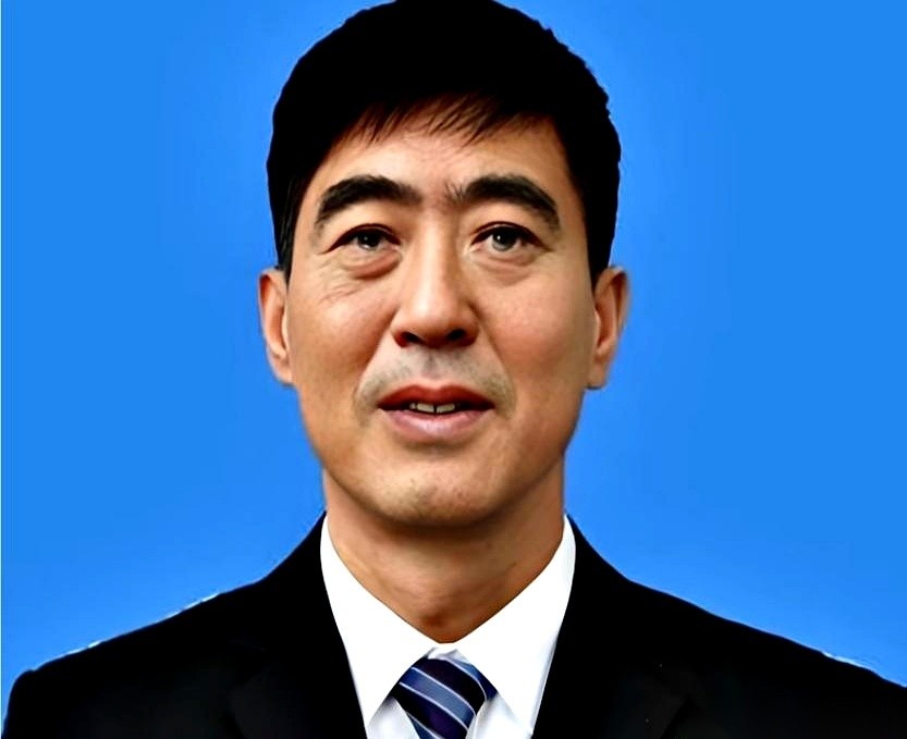 一年进账破百亿，光交税就交了一个多亿。
这不是什么北上广的互联网大厂，这是河南沁阳的一家实体企业。
都小平，28岁那年，估计跟我现在差不多大。
当我现在还在为每天的PPT和房租发愁时，人家在1996年，跟亲爹东拼西凑搞了笔钱，一头扎进黑乎乎的碳素小厂，开始创业了。
谁能想到，这黑不溜秋、听起来甚至有