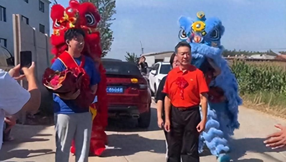 72岁寇振海大儿子考上世界顶尖名校，返乡祭祖时舞狮开道，这排场太有面了 ​