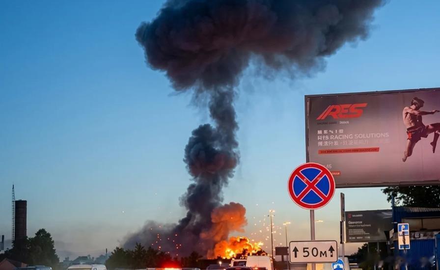 基辅市附近布查区米拉村目标遭袭后发生大爆炸的更多细节正在浮出水面。俄军“天竺葵”-4喷气式攻击无人机摧毁了一处工业设施内的仓库，引发了破坏力更大的殉爆。众多乌克兰博主和政客的说法表明，这个仓库里存放的是英国最新提供的“爱国者”防空导弹。 
乌克兰总理谢尔盖·科列茨基证实了此次大爆炸， ​