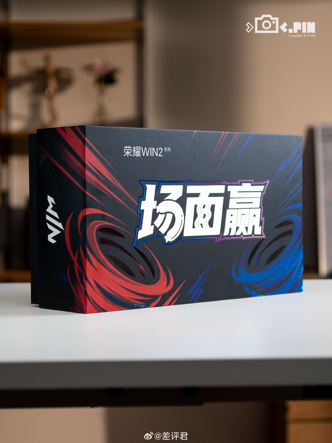 #差评说数码# 收到了荣耀 WIN2 的邀请函，是一桶 “大赢面” 外加四盒 “王中王”，去年荣耀 WIN 就整过一套 “赢麻了” 锅巴，前阵子一加 16 又送来一箱石榴，现在手机发布会的邀请函都开始拼谐音梗了。。。[笑cry] ​