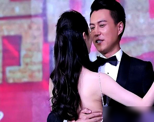 宋轶被活埋那场戏，导演直接把剧本摔了。原因特简单，她控制不住眨眼，生理性的，一连NG好几次。
于曼丽牺牲那场，本来是全剧最大的泪点。可她一闭眼，镜头语言全废。李雪当场黑脸，整个片场鸦雀无声。这时候胡歌走过去，掏出一块手帕，直接盖在了宋轶眼睛上。
看不见土，眼皮就不跳了。
那场戏后来成了无数观众