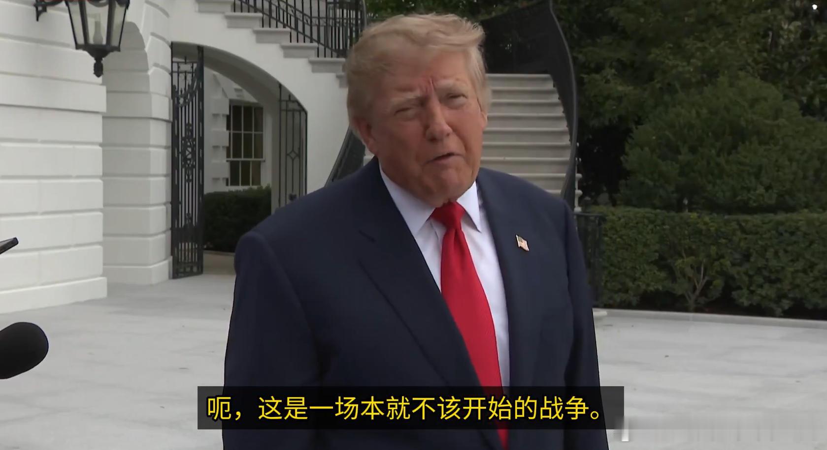 泽连斯基这回傻眼了吧，美国瞒着他和俄罗斯达成协议，允许俄罗斯向美国和其他国家出售柴油，这不就是变相的解除制裁。急火攻心，这家伙开始口无遮拦的骂川普，认为他是向俄罗斯妥协是软弱的表现。
特朗普也被搞烦了，面对媒体狠批泽连斯基称：他本来有很多次机会成协议结束战争，但他选择不结束。也有 ​