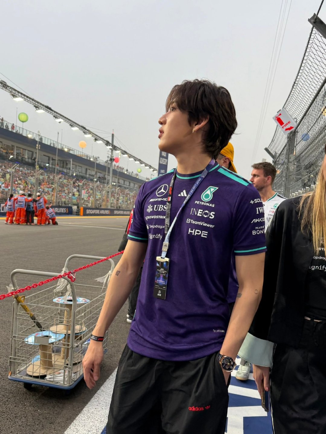 #GOT7[超话]##BamBam[超话]##GOT7FOREVER# 
261011 官红色相机&黑叉 更新： 
Mercedes-AMG PETRONAS F1 Paddock Club Pit
Lane Walk
☆搬运:程7☆ ​​​