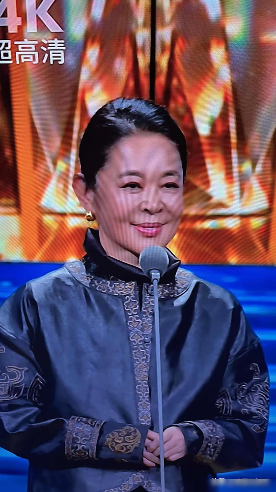 陈小纭这张脸，笑不动了。上海时装周生图一放出来，苹果肌鼓得像嘴里含了两颗糖，鼻梁到颧骨那条线僵得能当尺子用。网友说撞脸姚安娜，其实姚安娜现在看着都比她自然。两小时冲上热搜第一，评论区全在问：这填充量是不是把半年的玻尿酸一次打完了。
再看章子怡，被骂脸肿骂了半年，人家只回了一句，为演底层单亲母亲，实