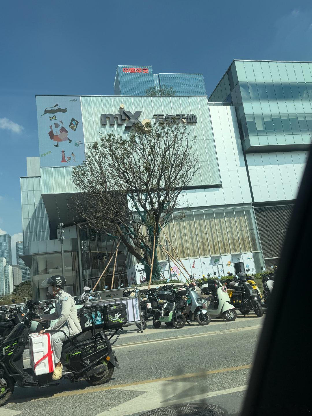 住哪堵哪
万象天地成功让安静的湖景不再安静
躲回岭南也是多人到爆炸💥
想想搬入乐从还挺适合我的
是真的很喜欢人影都无只噶感觉
#生活手记# ​