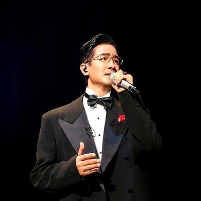 813分，郭晓东被淘汰了，抱着姚琛颜安哭得像个孩子。
转头他就说，被淘汰不羞耻，不敢来才羞耻，还清唱了一段山东民歌。他老婆程莉莎立马发文力挺，说跑调了但没逃跑。
可就在几天前，他刚把素人劝他别拖后腿的私信挂出来，没打码，网友骂他引导网暴，他又火速道歉。
同一晚，陈若轩824分也走了，人家转身就