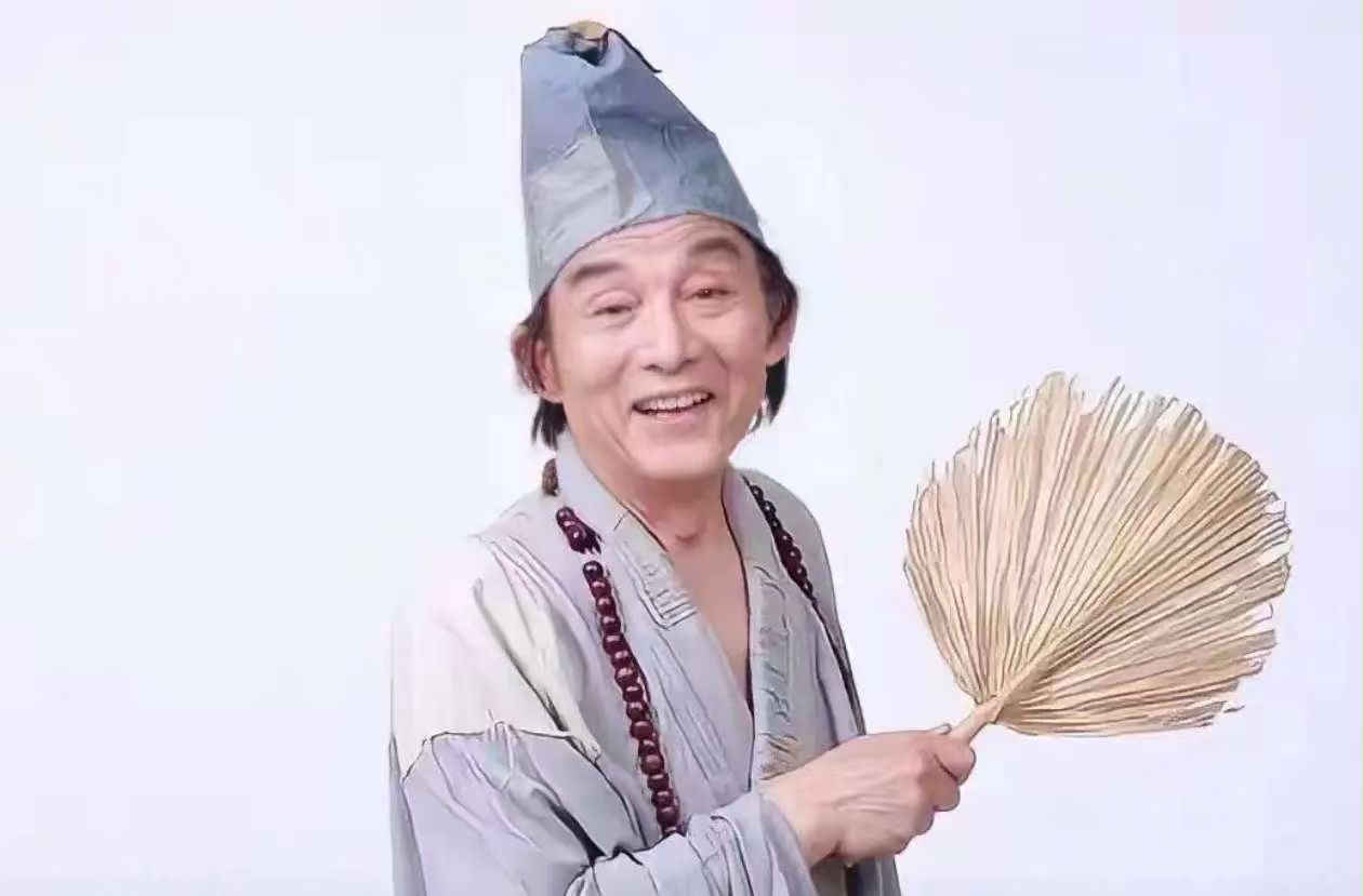 游本昌走了

八十多岁时变卖房产自掏腰包排话剧并进行全国巡演，88岁接演《繁花》爷叔却主动放弃白玉兰奖项申报，九十多岁坚持做公益，92岁如愿入党，这位老艺术家的晚年生活究竟有着怎样的经历？

在现实生活中，很多人以为人老了就该安安静静地居家养老休息，可游本昌的实际晚年生活状态完全打破了这种传统的想象
