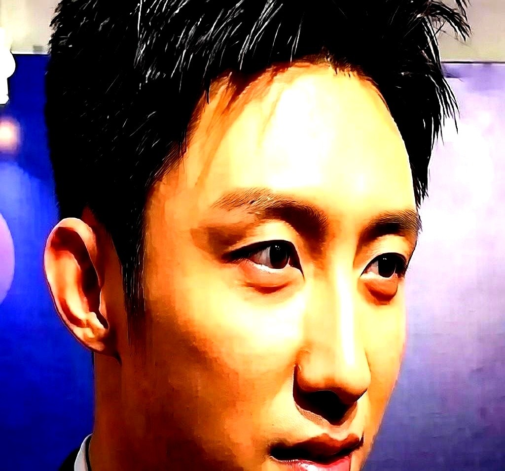 国内群访现场，记者突然飙出一大串英文长句，全场懵圈！

黄景瑜连同传耳机都没戴，直勾勾盯着对方，甩出六个字：“你会说中文吗？”

提问者瞬间耳朵涨红，尴尬地憋出个“我不知道”……

他眉头都没皱一下，语气特别平稳：“会？那就说中国话。”

这事儿发生在咱们国内的活动上。台下原本没安排翻译，这波直接把