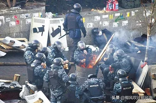 冯德莱恩老爱在台湾、新疆、西藏、香港这些咱们自家的事上指指点点。她当欧盟委员会主席，欧洲现在乱成一锅粥，不知道她咋面对、咋交代——是吓着了？还是怕了？