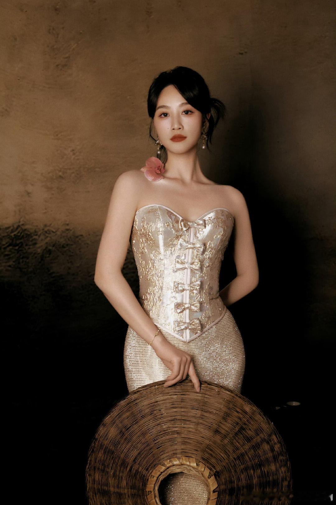 #蓝盈莹[超话]# lyy#向全世界安利蓝盈莹# 

闭上眼相遇在梦里，睁开眼出现在我面前
​