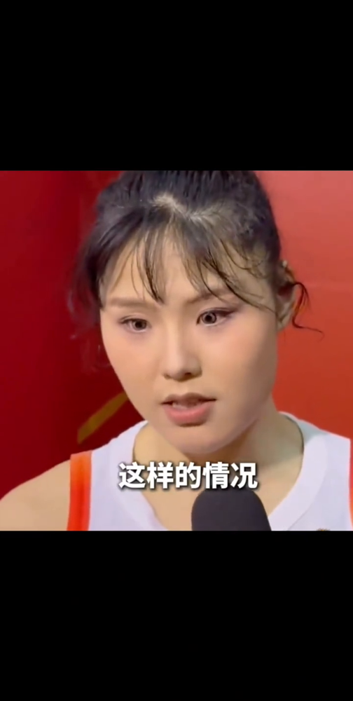 造谣李月汝炮轰女篮战术？全是假的！
这次2026女篮世界杯，李月汝没进12人名单，根本不是队内矛盾。是她的护照从美国邮寄回国意外遗失，篮协和使馆加急补办，都没赶上报名截止。
所谓不满球队进攻、吐槽没协防战术，翻遍所有公开采访，李月汝根本没说过这话。都是评论员分析首战内线防守，硬把自己的观点安到她