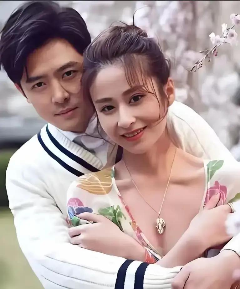 颖儿这个人，可能很多人是通过电视剧认识的，她原名叫刘颖，1988年冬天生在湖南常德一个普通家庭里。
 
中戏的早晨总是带着一股煤渣和豆浆混在一起的味道。颖儿端着搪瓷缸子穿过操场，任素汐从后面赶上来拍了她一下。
 
“昨儿台词课，李老师又点你名了。”任素汐把书包甩到肩上，“说你发音太飘。”
 
颖儿抿