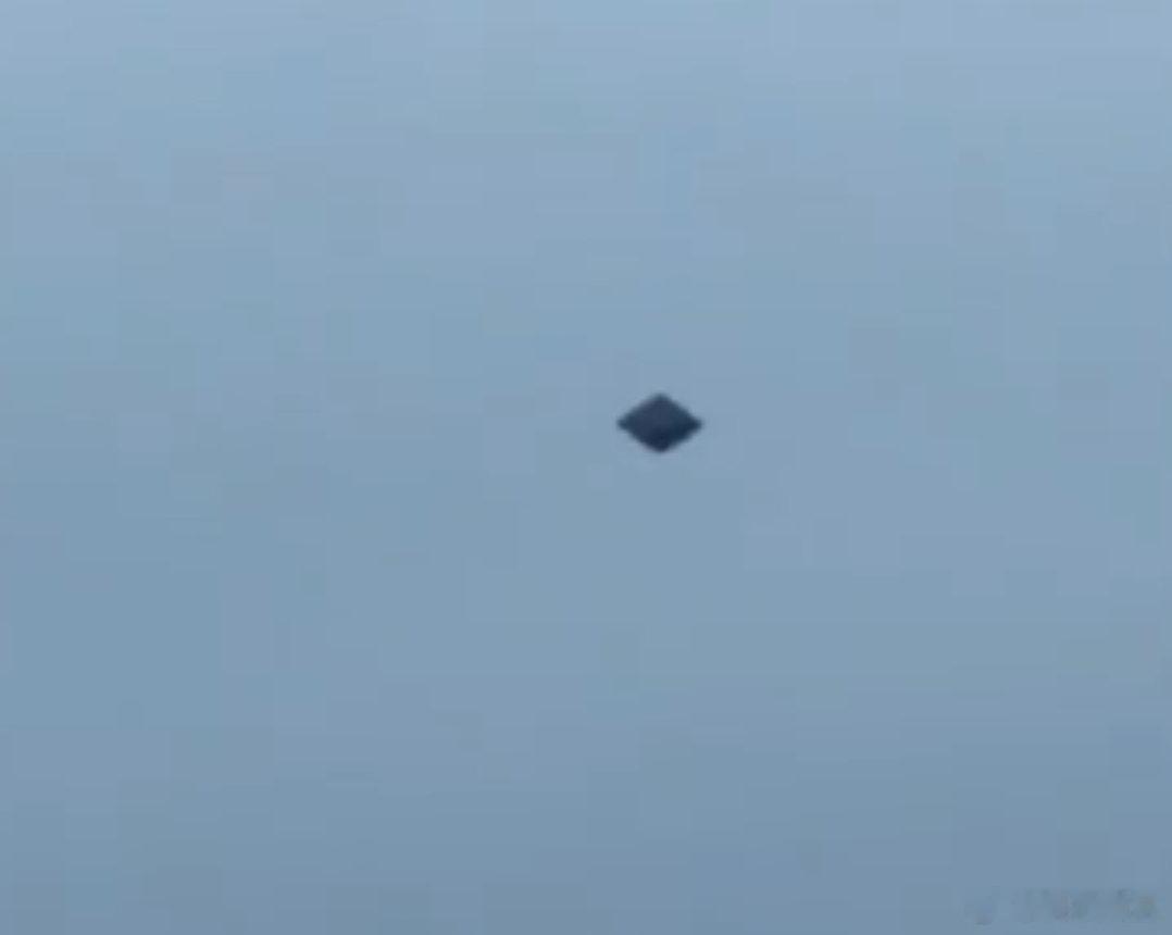 #UFO高速飞过墨西哥城上空# 
我是相信有外星人的，
但是，看到这外观不应该是在测试全新无人机吗？ ​