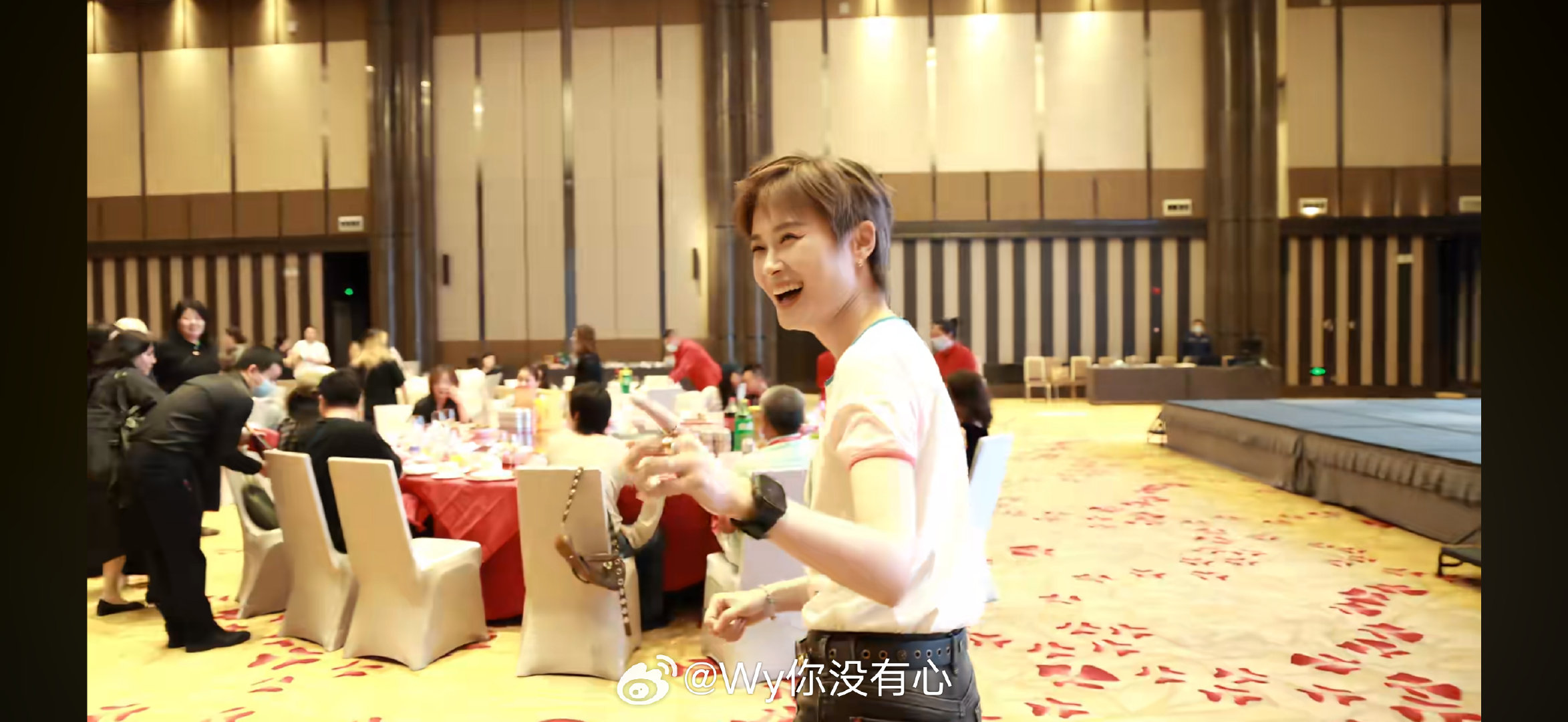 #曾轶可[超话]# 可子姐去吃席了 还是在进门的这一桌 她跟春春平时都有来往哎 ​