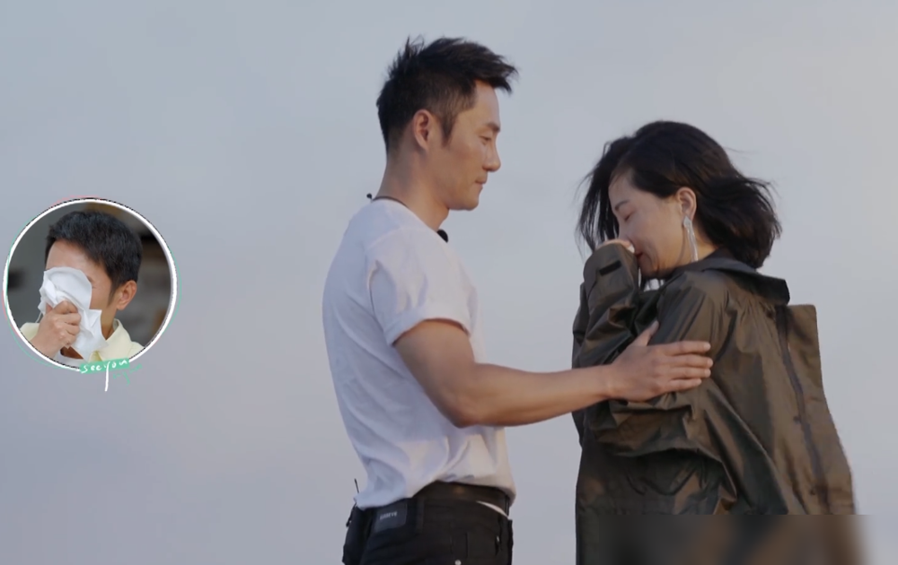 离婚十年，前夫经纪公司给郭柯宇拉了个活儿，叫她去上离婚综艺。
她大病初愈，兜里没钱，也没戏拍。犹豫半天，接了。原因是需要收入养家。
节目里章贺下车，公主抱，几十秒拥抱，全网的眼泪都被骗光了。可问到复婚，两人口径一致：没有，绝对没有。
郭柯宇后来自己说，节目是前夫那边牵的线。等于说，这场世纪和解
