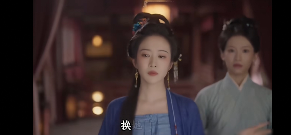 看个剧居然被一个名字震住了，吕蕺儿，蕺就是鱼腥草。
初看这姑娘自私张扬，跟鱼腥草一样冲，呛人。可越往后，她替人出头、舍命讲义气。那股子腥突然就变成了回甘。
这不就是鱼腥草么，头一回吃想吐，吃惯了上瘾。许兰香也是，名字里藏着沉香，得熬。
编剧连配角名字都在埋宿命。苏东坡当年被贬，也是靠一把野菜活