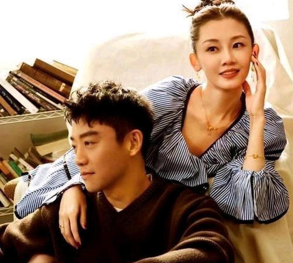 时隔多年再谈郑恺，程晓玥没有撕破脸皮，反而把成年人散场最狼狈的一面摆到了台面上。
当年参加完黄晓明那场轰动半个娱乐圈的婚礼没多久，他俩就散了。外头那些捕风捉影的八卦传得满天飞，甚至还有人翻出郑恺以前的荧幕传闻瞎猜，她当时一个字都没公开掰扯。
如今她自己说起来倒是坦荡，直接承认那时候自己年轻“挺作