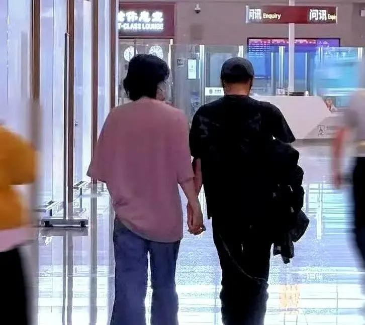 王菲这人，在三个男人那里，简直活成了三种样子

前夫窦唯说她疏离，李亚鹏觉得她根本不按“标准妻子”的剧本来，到了谢霆锋这儿，绕了12年，评价反倒成了“简单干净”

到底是谁变了，还是她本来就这样

最近谢霆锋去西安开演唱会，王菲也跟去了，还叫上朋友一起去捧场。在机场被人拍到牵手，俩人大大方方，一点没