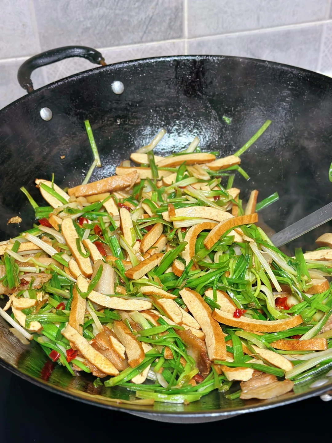 有人和我一样喜欢吃水芹的吗我觉得炒肉很香