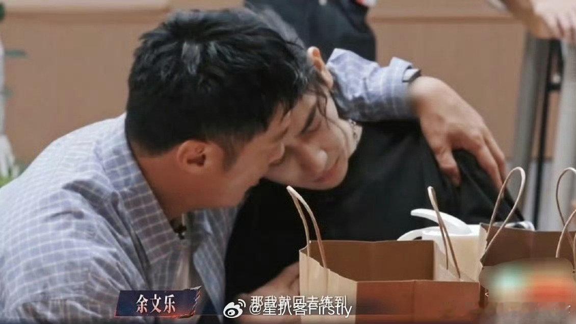 综艺里这个片段看得人有点破防，压抑的情绪释放出来，被同伴安慰的画面特别戳人[耶]#陈若轩在余文乐怀里哭# ​