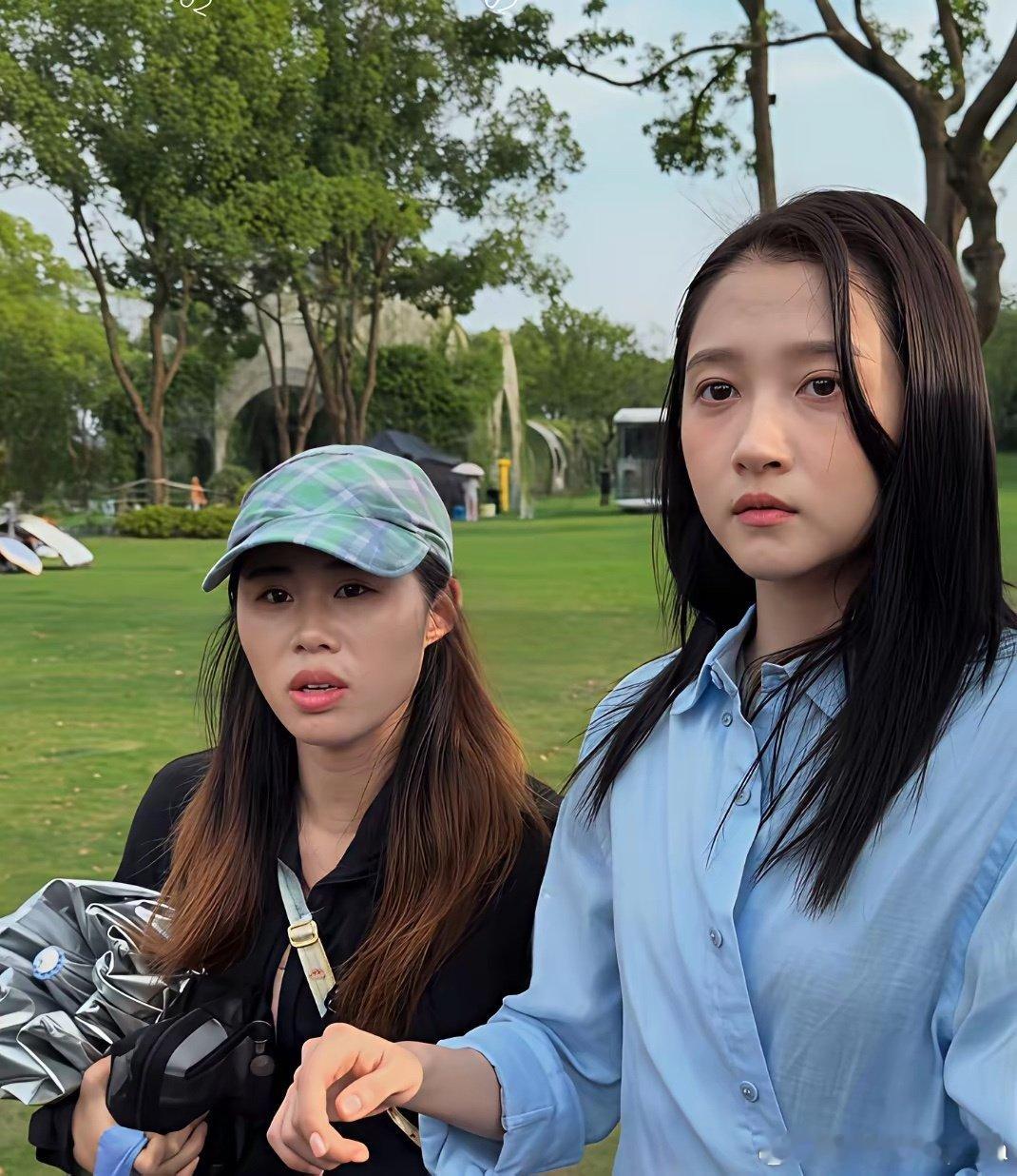 关﻿⁠晓彤在﻿无锡‍拍戏，直﻿⁠接被‍热懵了‍‍，在路人镜头下，她的皮肤嫩的能掐出水来 ​