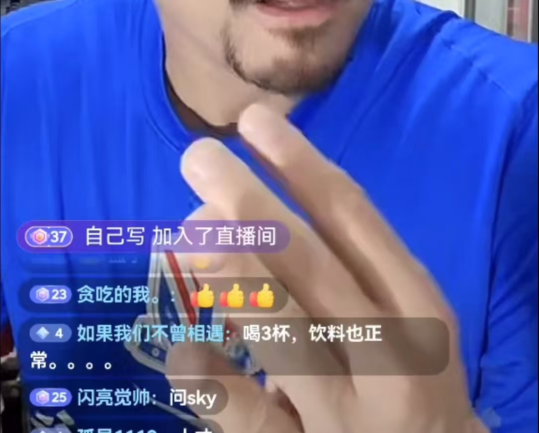 上海申花知名球迷619认为米内罗和他的一个中学同学很像。有一次数学课，这个同学在看漫画书，老师发现了，然后让他站起来接受批评。

随后令人匪夷所思的一幕发生了，这个同学大吼了一声，然后对老师做了一个街头霸王的发气功动作。

这个场景对于当时班里的所有人来说，恐怕都是完全没有心理准备的。毕竟谁也不会想