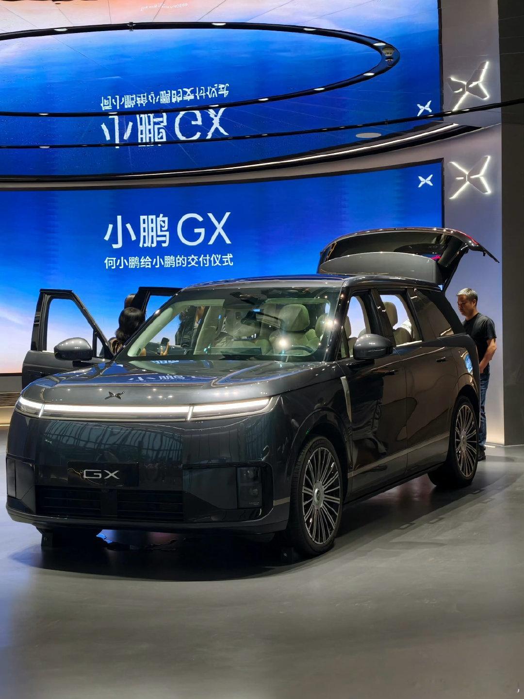 #小鹏给小鹏交付小鹏#

李小鹏买何小鹏的小鹏汽车，不知道是啥心态？

还是为了营销！不过都是小鹏，坐小鹏还是小鹏 ​