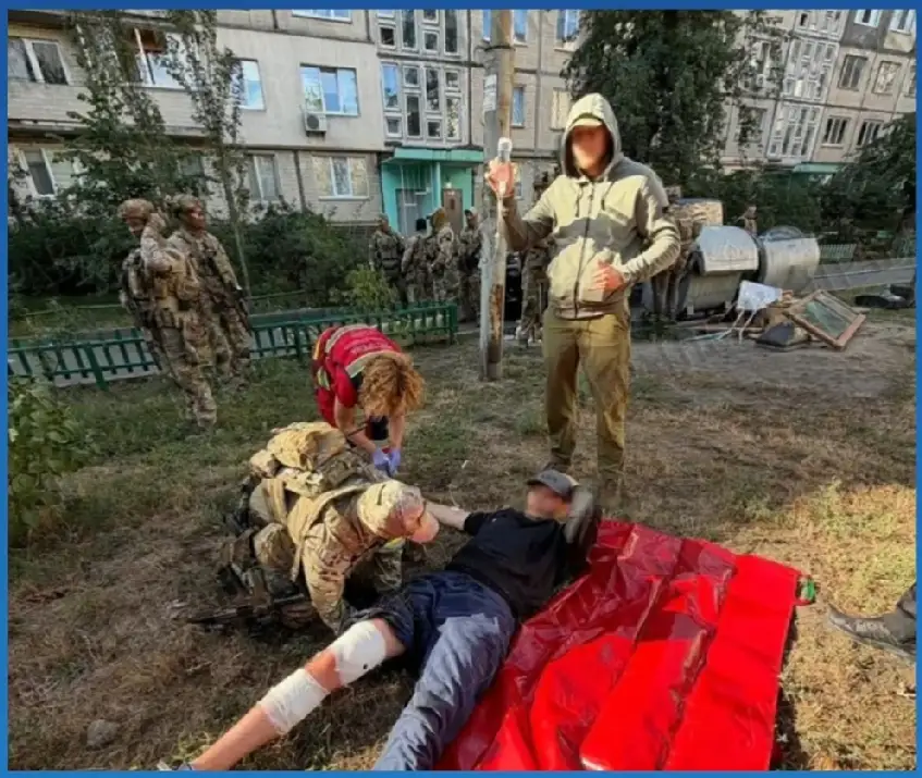 秦安 ：突发震撼消息！乌克兰首都发生交火，国家国家安全局和国防部情报总局当街对攻！有人员受伤，乌克兰离内乱又近了一步！

9月2日，环球网最新消息，乌克兰国家安全局和国防部情报总局之间发生了交火，3名乌国防部情报总局人员受伤。乌克兰国家调查局人员到达现场后，乌克兰国家安全局和国防部情报总局人员同意解