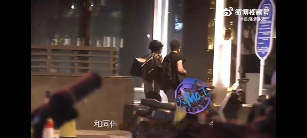肖战把狗仔都熬绝望了。
跟了几年，拍到的素材就三样：进组、吃饭、回家。刘大锤那帮人亲口说，最难跟的就是他，司机全认识，上车先查车底有没有定位器。
剧组代拍把他逼急了，27度高温天天裹同一件黑羽绒服出门，连续穿同款，就为了废掉那些路透照片。私下不是健身房就是画室，收工回屋吃饭睡觉。早睡不熬夜，活得