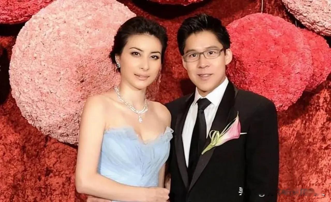 2004年，霍启刚和郭晶晶恋爱。霍震霆得知后感觉天都塌了，他怒气冲冲地质问儿子:“你到底在做什么？郭晶晶是运动员呀！”
 
2004年雅典奥运会落幕，郭晶晶拿到两枚奥运金牌，站在世界跳水界的顶峰。也就是这一年，她和霍启刚的恋情被外界曝光。消息传开，整个香港的舆论圈一下子炸开了锅。豪门子弟与奥运冠军相
