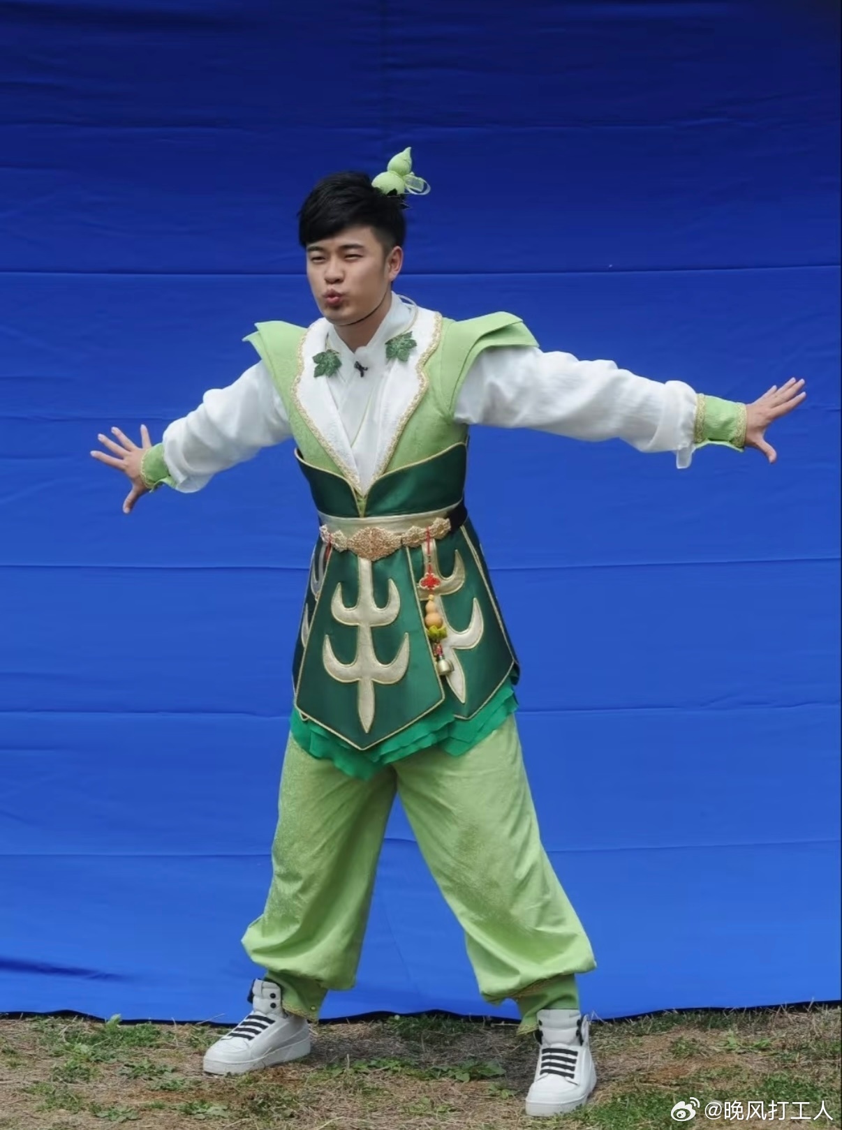 #陈赫自曝患病暂停工作#
演员陈赫近日在直播中透露，自己因十多年旧伤累积，确诊了严重的腰椎滑脱。

他提到，前几日腰部伤势加重，去医院拍片检查后确诊。严重时腰部疼痛到无法直起身子，目前正在接受理疗休养，并已暂停了部分工作。据了解，陈赫的腰伤由来已久，伤病可追溯至《奔跑吧兄弟》《哈哈哈 ​