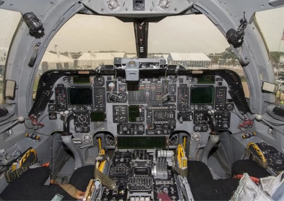 B-1B枪骑兵轰炸机座舱解析！变后掠翼