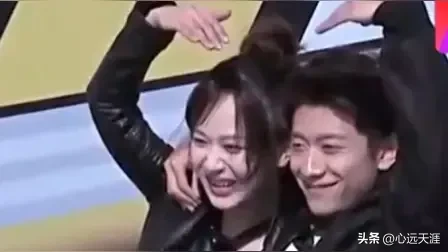 标题：回忆杀！杨紫张一山金鹰奖惊喜同框
 
金鹰奖颁奖典礼名场面来袭！后台采访时张一山还笑着说暂时没见到杨紫，没想到落座之后，两人刚好前后相邻。
 
四目相对瞬间就打开了话匣子，凑在一起低声热聊，神态松弛自然，完全不需要刻意客套。
 
当年《家有儿女》里的小雪和刘星，儿时搭档相识二十余年。一路各自打