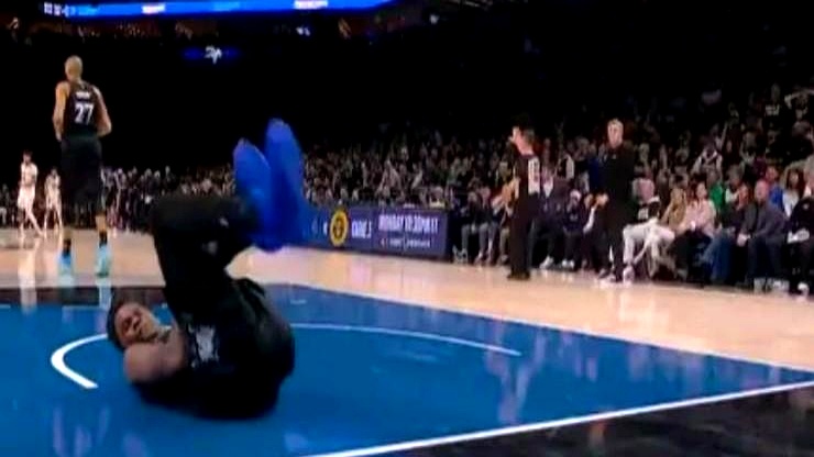 爱德华兹、迪文琴佐双双赛季报销，这西部季后赛真是毒得离谱。    爱德...