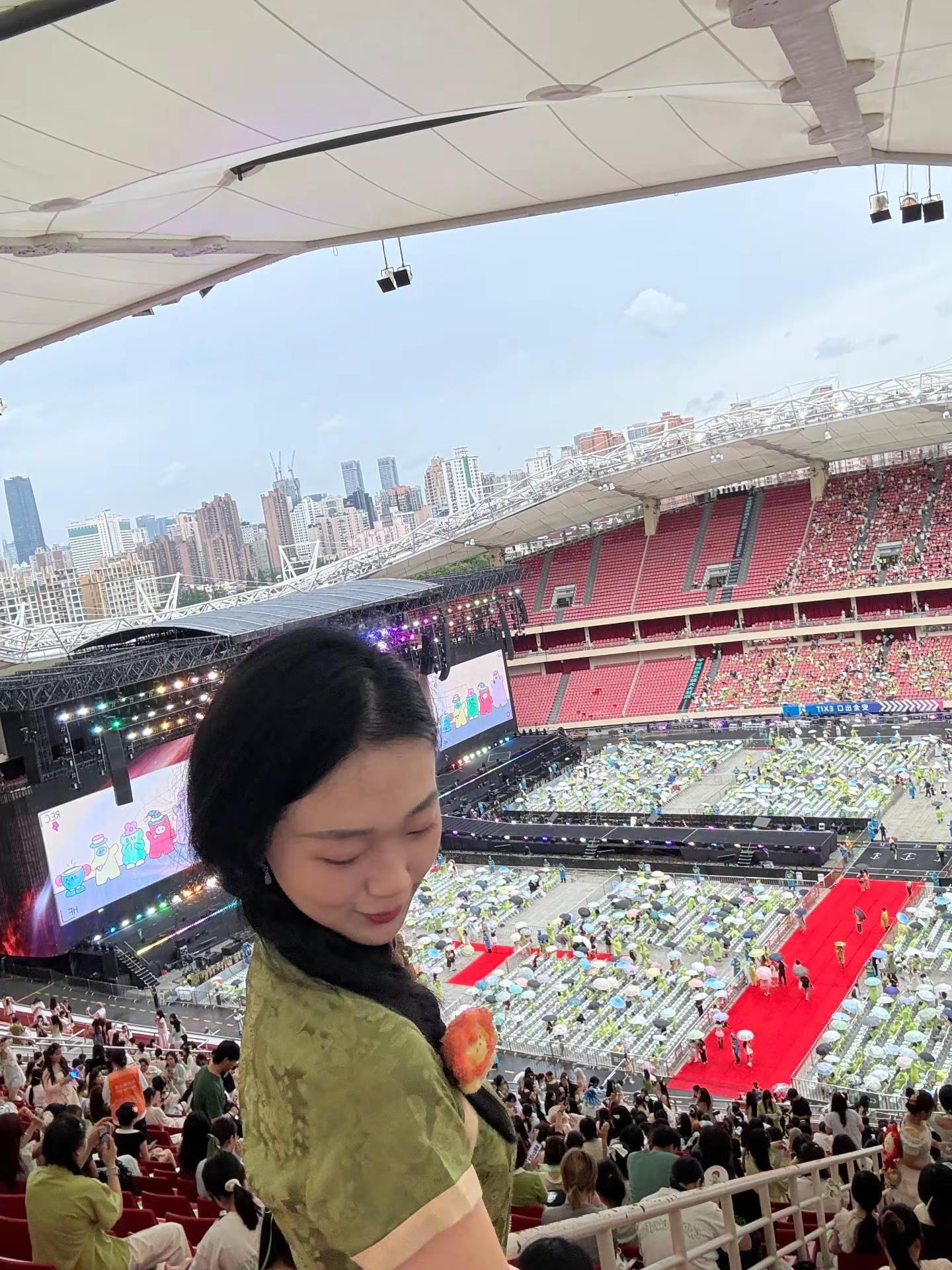 期待每次见面 穿上自己喜欢的衣服，去见自己宇宙超级无敌喜欢的人旗袍演唱会