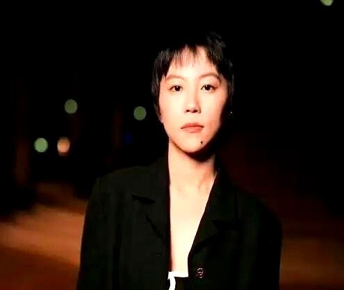 窦靖童和宋妍霏在奥森遛狗被偶遇，看客们又开始拿着显微镜判卷子了。

宋妍霏顶着红发抱狗靠在树边，窦靖童一身宽松工装直接蹲地上逗狗。两人既没戴口罩，也没躲镜头，狗绳一拽一放，笑得极其放松。

内娱明星平时出行连呼吸都像摆拍发通稿，难得有两个人被拍到也懒得演，外界却非要把这种干干净净的女性友谊，往歪处硬