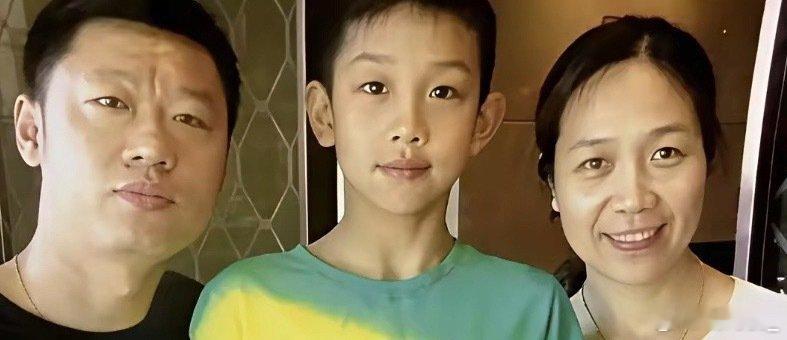 张展硕在泳池里像开了倍速，很多人问：这小子怎么这么猛？答案可能先别看他训练表，先看看爸妈。
​他爸1米85，年轻时打篮球、跑田径，青岛港运动会都拿过奖，属于那种单位运动会一出场，全场都忍不住多看两眼的类型。他妈1米77，还是山东田径中长跑专业出身，腿长、心肺强，跑起来像自带导航。 ​