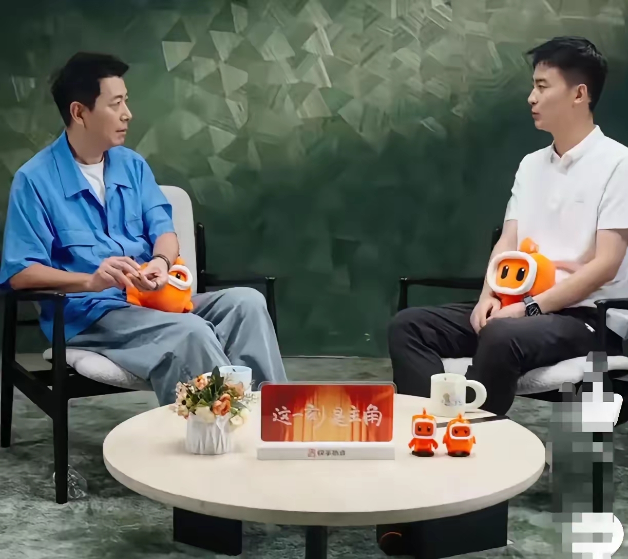 全网破防！武亮公开郑重承诺：静待张姩菡成年，随时全权交接。
武亮最新做客戴军深度访谈，首度袒露心声，对外公布自己最真诚的底线与未来规划。经历临危接棒的巨大舆论压力，熬过焦虑失眠、生病住院的低谷阶段，如今的他褪去紧绷疲惫，状态从容松弛，通透又真诚。一句郑重承诺，让无数网友读懂了他难得的格局与人品。