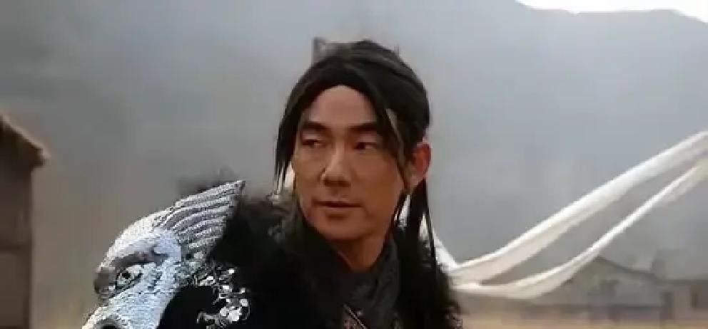 说句实在话，娱乐圈有时候真挺不讲理的

当年任贤齐演杨过那会儿，造型一出来直接被群嘲史上最丑，听说连金庸老爷子看了都直摇头

更绝的是搭档吴倩莲，演个小龙女硬是穿了一身黑衣，当时电视机前的观众看完差点炸锅

按常理这种剧早该扑得没边了

可人家收视率愣是红得发紫

背后的原因粗暴得很，那阵子任贤齐实