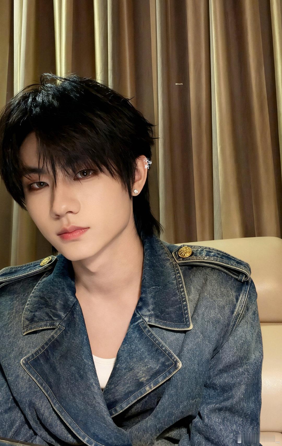 #张子墨[超话]#  8.22直播截修#好事多墨# 
哥哥你帅成ai了知道吗！ ​