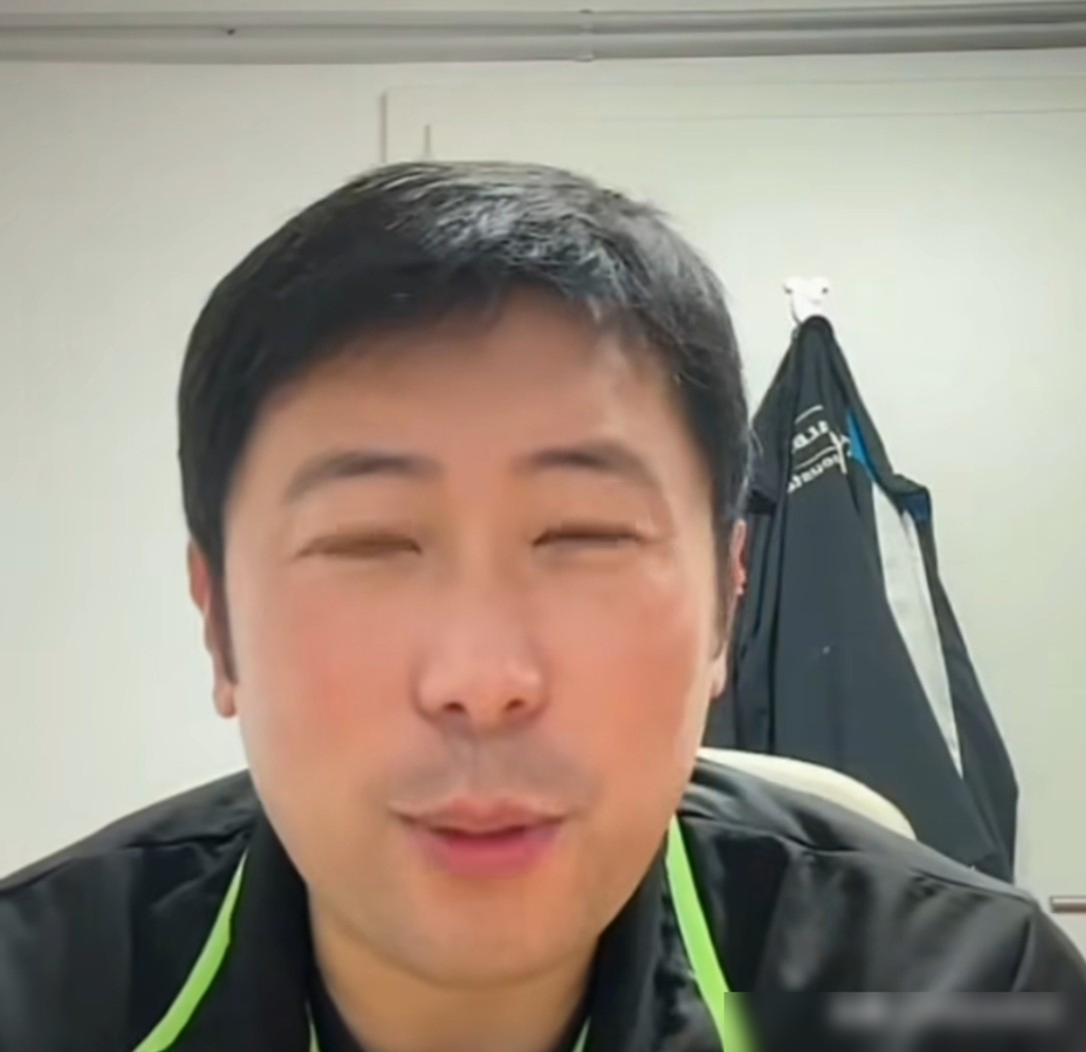 王曼昱打佐藤瞳，7次交手赢了6次，就输最近这一回，0比3，第三局13比15。
首局8比4领先被翻，第三局10比7拿局点又连丢5分。不是不会打削球，是佐藤瞳那手长胶转不转太贼，同一个动作能削出三种球。王曼昱正手硬冲，失误17个，得分率28%。
人不是输在技术上，是输在想一板解决问题上。
打削球最