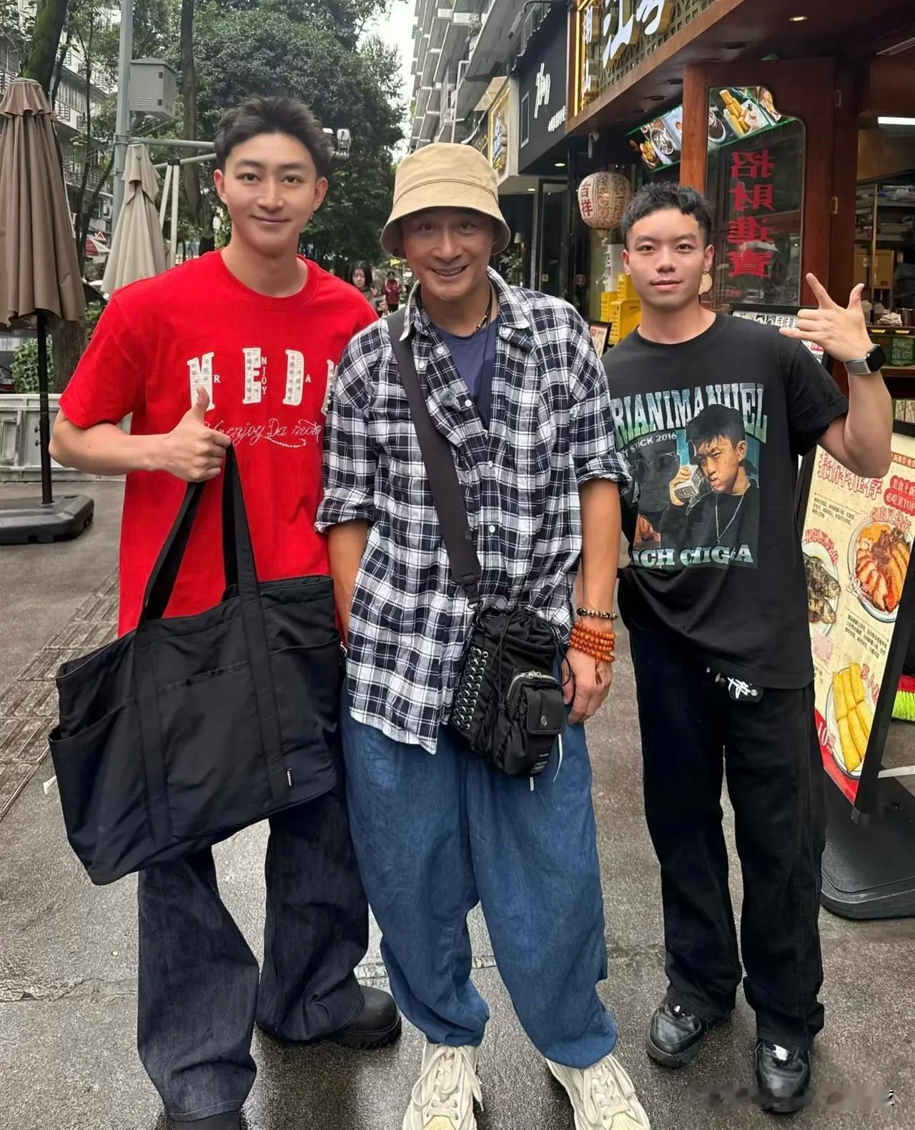 65岁的吴镇宇，独自出现在成都街头，没有保镖簇拥，也没有刻意摆拍，他先逛美食街，再进服装店，像普通游客一样安排自己的行程。

当天他穿搭利落，有个人风格，身形偏瘦，肤色略深，但精神状态不错。面对认出他的路人和合照请求，他没有推拒，整个人显得自然又随和。

近几年，吴镇宇把事业重心放在内地，除了拍戏，