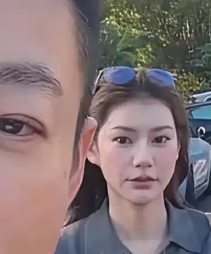 马筱梅在汪小菲镜头里彻底露了真容，平时直播间里那股精致劲儿，这次回老家全打回原形了。
汪小菲随手发了段全家出门逛街的日常，镜头一晃带到身后的马筱梅，评论区立马炸了锅。
镜头里的她不仅脸颊和眼皮明显泡肿，神态也没了平时的温婉，眼神直勾勾的甚至透着点狠劲，整个人看着又沉又累。
脱离了带货直播间的高