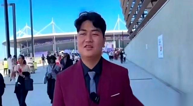 全进华在直播间里，对着镜头交了实底。
弹幕里一直有人在刷“听说你老家盖起大豪宅了？”，他赶紧摆了摆手，把话挑明：“豪宅真没有，就是个普普通通的农村房。”
这几年他在外头打拼，手里总算攒下了一笔钱。换成别人，可能早就在城里看车看房了。但他没这么干。他把这笔钱拿回了村里，换成了红砖和水泥，一块一块地垒起